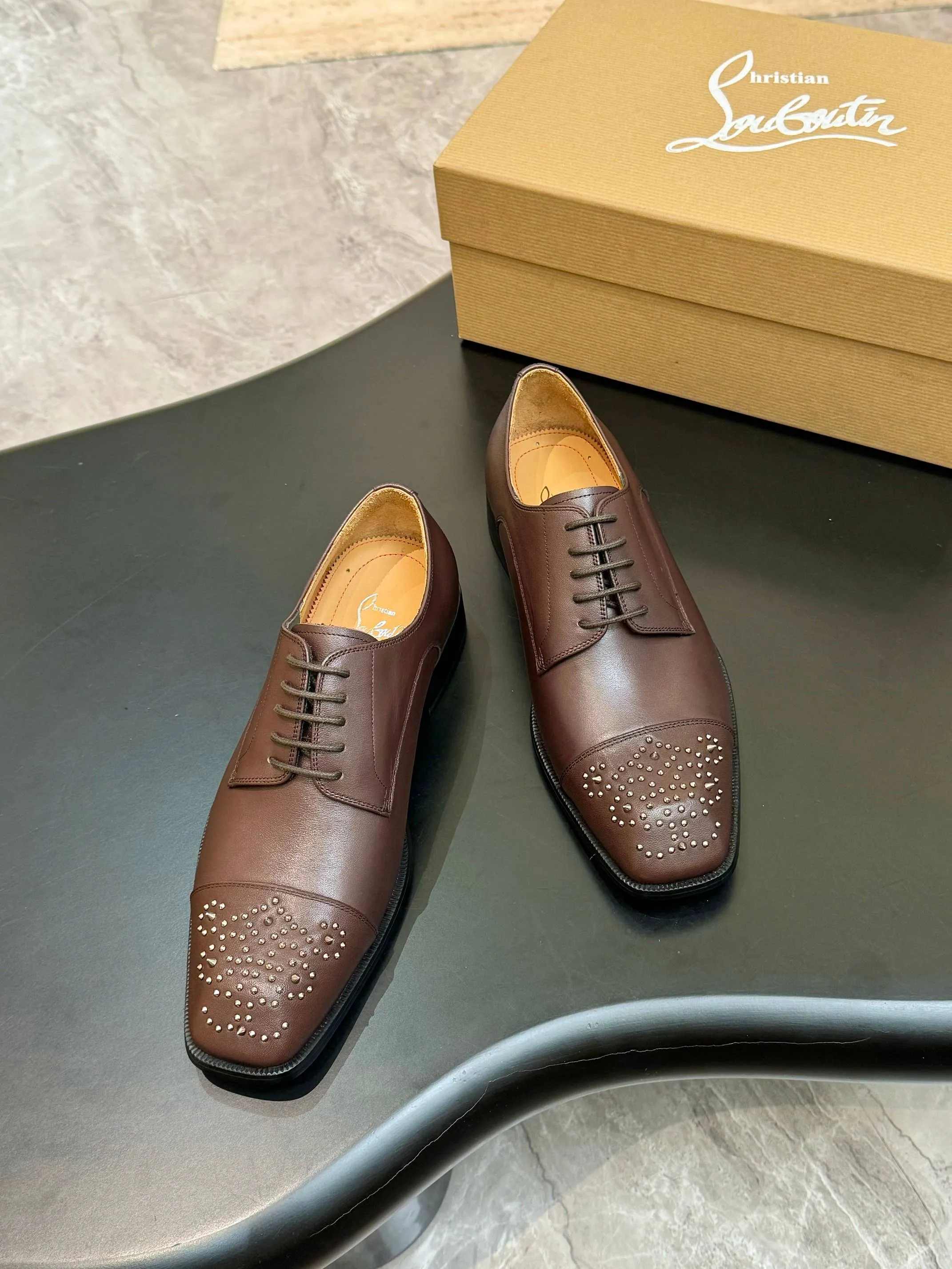 [CL red sole shoes] Top P: 1020💰 Size 39-44 (⚠️38.45.46.47 custom-made, non-returnable and non-exchangeable) 🆑High-end men's business formal leather shoes, original authentic top quality goods ••✅💯 Top original order purchasing agent! Original imported patterned cowhide ➕Imported cowhide lining ➕Cowhide feet ➕Original leather outsole~🉑️Feel free to compare the authentic ones!